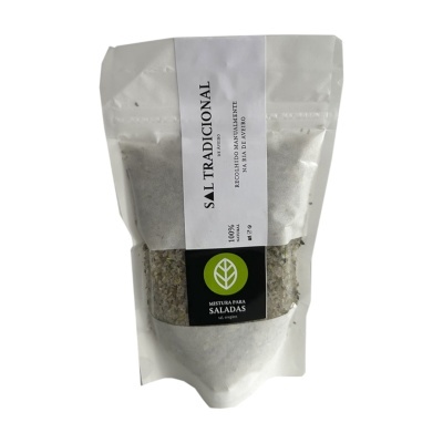 Pacote de sal tradicional com mistura para saladas e etiqueta com símbolo de folha verde