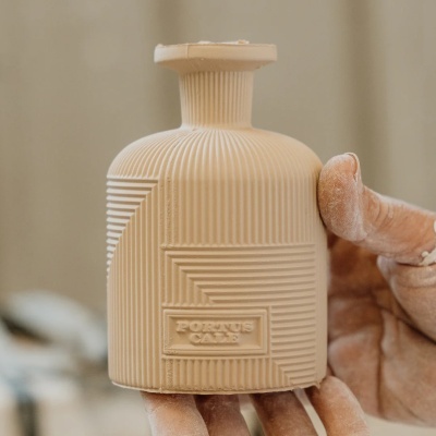Vaso decorativo em cerâmica bege com padrões geométricos e texto PORTNUS CADE