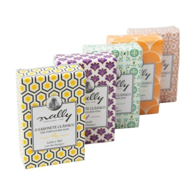 Cinco sabonetes Nally embalados, cada um com padrão e cor diferentes