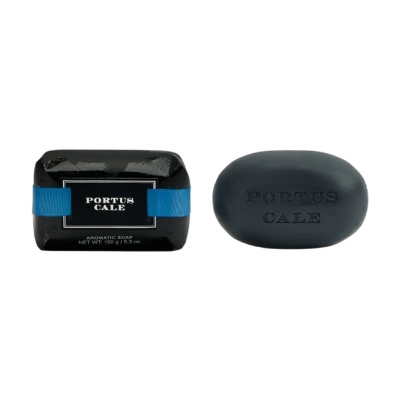 Sabonetes aromáticos Portus Cale preto, um embalado com faixa azul, outro oval e sem embalagem