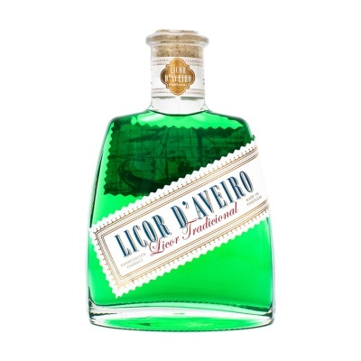 Frasco de licor verde com rótulo branco inclinado e tampa de cortiça