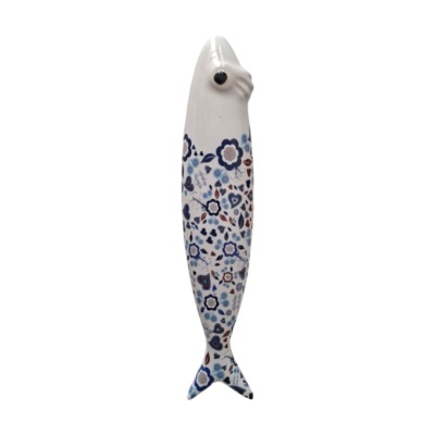 Figura decorativa de peixe em cerâmica com padrão floral azul e vermelho