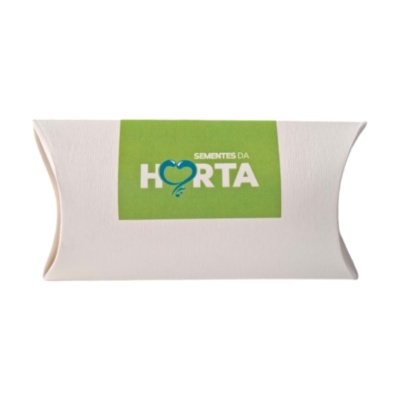Embalagem branca com etiqueta verde e texto SEMENTES DA HORTA
