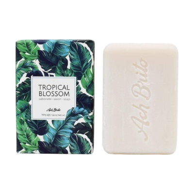 Sabonete branco Ach Brito com embalagem folhas verdes e azuis Tropical Blossom