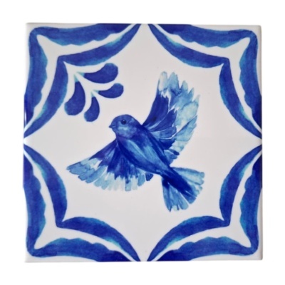 Azulejo cerâmico branco com pássaro azul e moldura decorativa azul