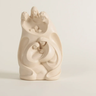 Escultura decorativa em cerâmica bege com figuras humanas em relevo