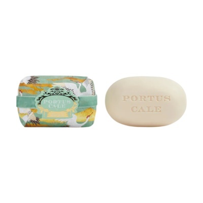 Sabonete beige oval com embalagem colorida e texto PORTUS CALE