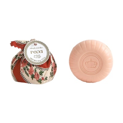 Sabonete aromático rosa com embalagem floral e sabonete redondo rosa com relevo de coroa