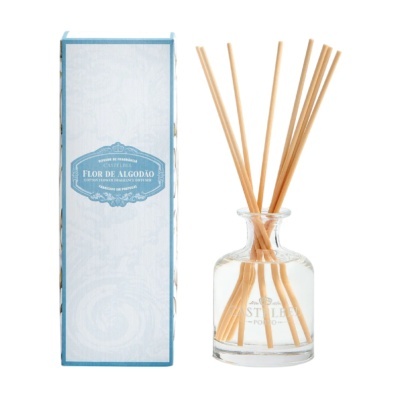 Difusor de fragrância Castbel Flor de Algodão com embalagem azul clara e frasco de vidro com varetas de madeira