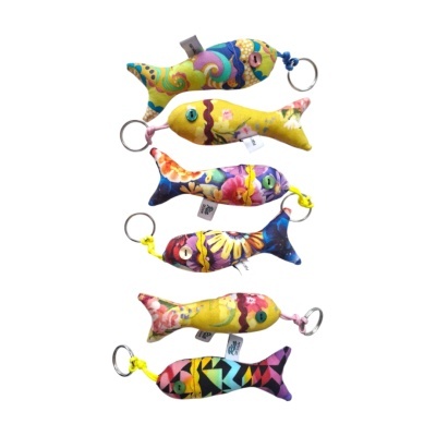 Porta-chaves em forma de peixe feitos em tecido colorido com botões como olhos