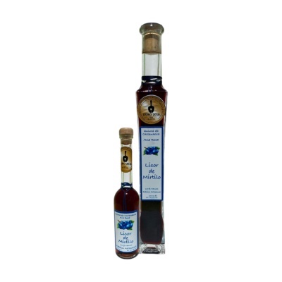 Duas garrafas de licor de mirtilo com rótulos azuis e selo de ouro 2016