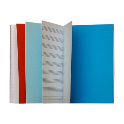 Conjunto de cadernos coloridos com páginas abertas mostrando diferentes padrões de papel
