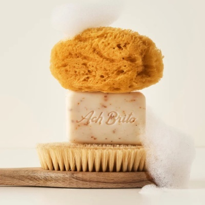 Esponja natural, sabão Ach Brito e escova de madeira com espuma branca