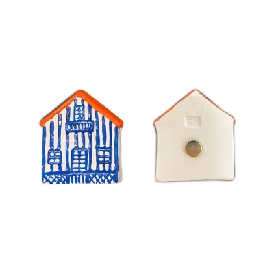 Ímanes decorativos em forma de casa, com cores branco, azul e laranja.