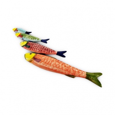 Conjunto de quatro peixes decorativos coloridos com padrão de escamas sobre fundo branco