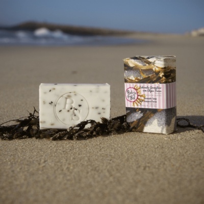 Sabonete com algas fucus e barra de sabonete na areia da praia