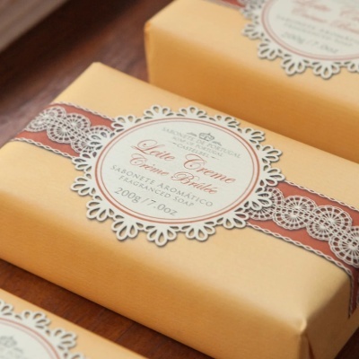 Sabonete Leite Creme Brûlée enrolado em papel amarelo com etiqueta decorativa