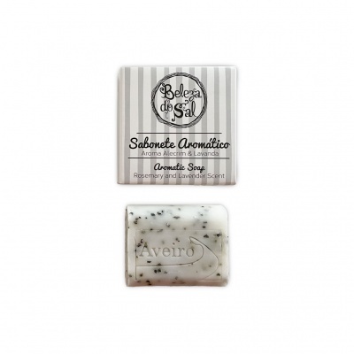 Sabonete aromático embalado com texto Beleza do Sal e sabonete com grãos pretos e texto Aveiro