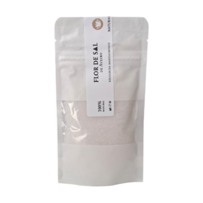 Saco branco com janela transparente contendo flor de sal e etiqueta branca vertical