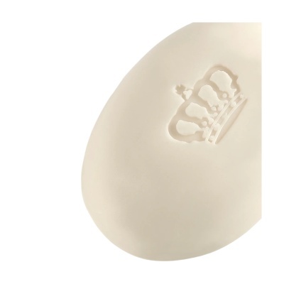 Sabonete creme com relevo em forma de coroa sobre fundo branco