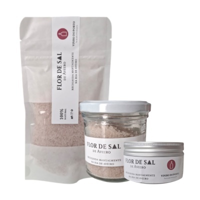 Conjunto de Flor de Sal de Aveiro com embalagem plástica, frasco de vidro e lata metálica com etiquetas brancas.
