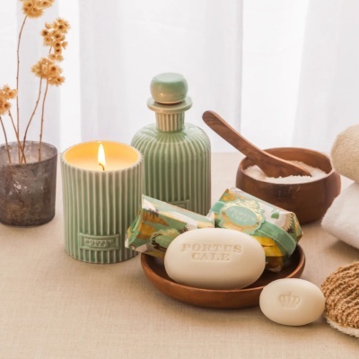 Conjunto de produtos e acessórios de banho com vela, sabonetes e sal em ambiente natural