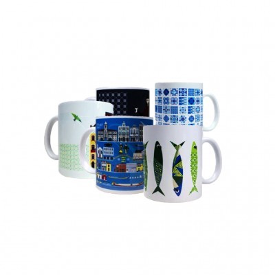 Cinco canecas de cerâmica com desenhos variados sobre fundo branco