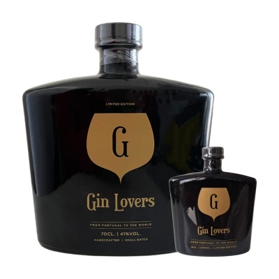 Dois frascos negros de gin Gin Lovers com texto dourado