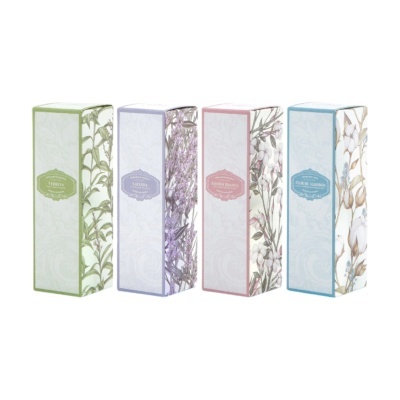 Caixas de perfumes com temas florais e etiquetas coloridas