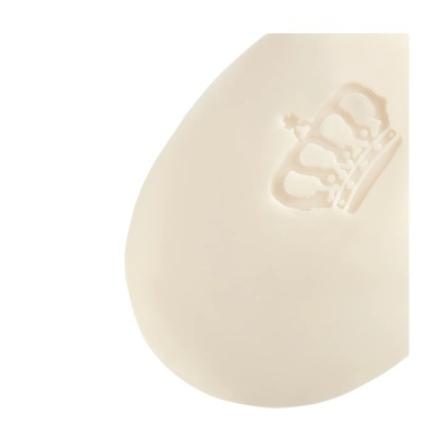 Sabonete branco oval com relevo de coroa