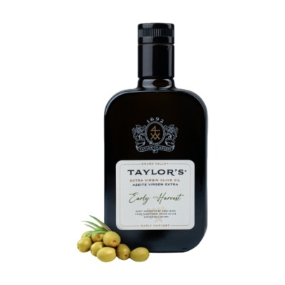 Frasco preto de azeite virgem extra Taylors com azeitonas verdes ao lado.