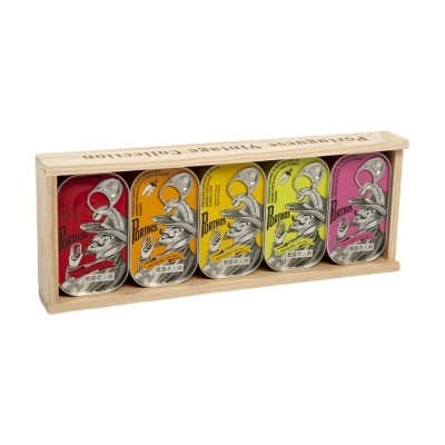 Conjunto de latas de metal coloridas em caixa de madeira