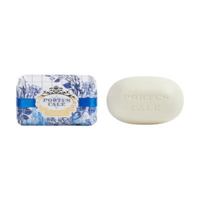 Sabonete branco oval e embalagem azul com padrão floral