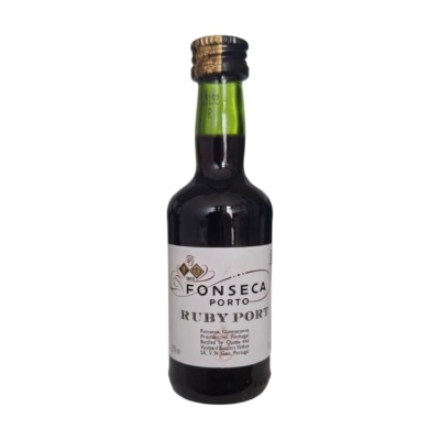 Mini garrafa de vinho Ruby Port Fonseca Porto com rótulo branco e tampa preta e dourada.