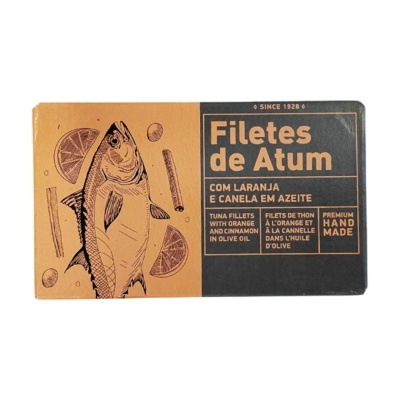 Embalagem de filetes de atum com ilustração de peixe, laranja e canela e texto em português e outras línguas