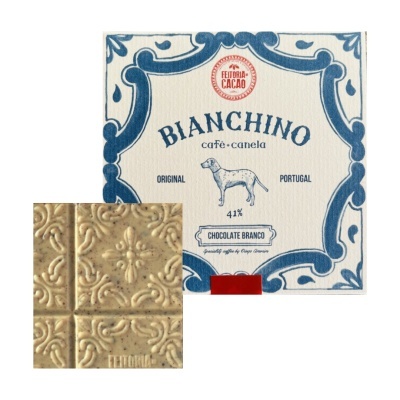 Barra de chocolate branco decorado com embalagem azul e branca com texto BIANCHINO café + canela.