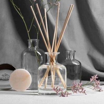 Difusor de aroma CASTELBEL com pauzinhos de madeira, sabonete redondo e flores secas em vasos de vidro