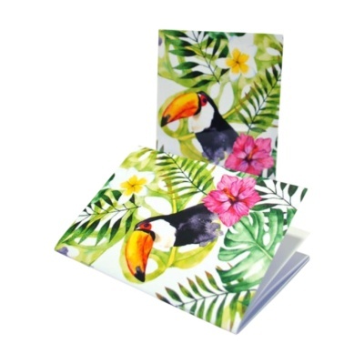 Capas de livros ou cadernos com estampado tropical de tucano e flores
