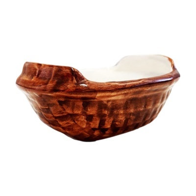 Cesto de cerâmica com padrão de vime castanho e interior branco