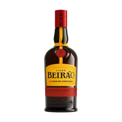 Garrafa de licor Beirão com rótulos amarelo e vermelho