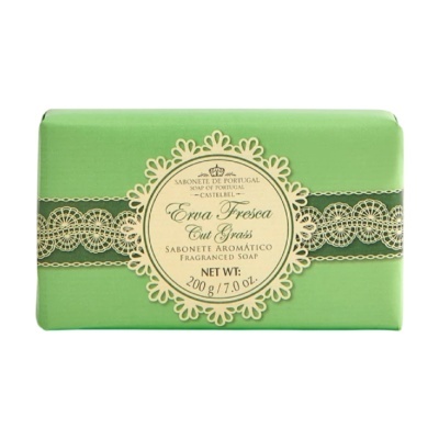 Sabonete aromático Erva Fresca Cut Grass embalado em papel verde com etiqueta cream e renda