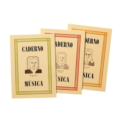 Três cadernos de música com capas bege, ilustrações de compositores e molduras coloridas