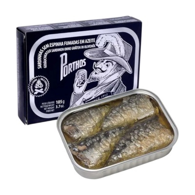 Embalagem azul escuro de sardinhas fumadas da marca Porthos com lata aberta mostrando sardinhas em azeite