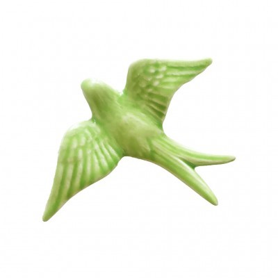 Pássaro decorativo verde em cerâmica com asas abertas