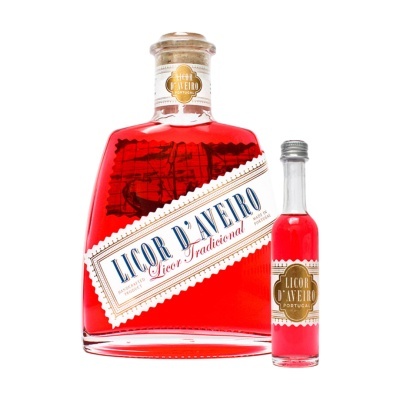 Garrafa grande e pequena de licor vermelho Licor DAveiro