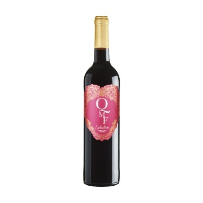 Garrafa de vinho tinto com rótulo cor de rosa e dourado em forma de coração