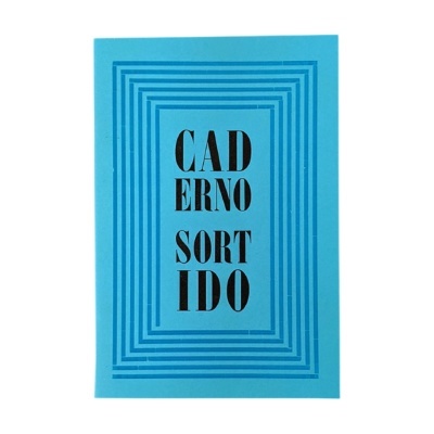 Caderno azul com texto preto CAD ERNO SORT IDO na capa