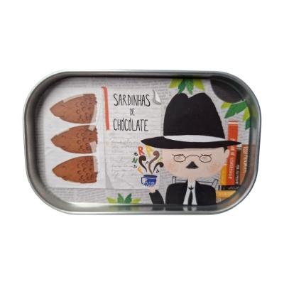 Lata com sardinhas de chocolate ilustradas e personagem com chapéu