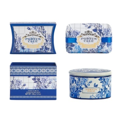 Conjunto de sabonete perfumado com embalagem azul e branca floral