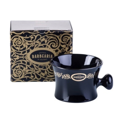 Taça preta com detalhes dourados e caixa decorada com padrão dourado